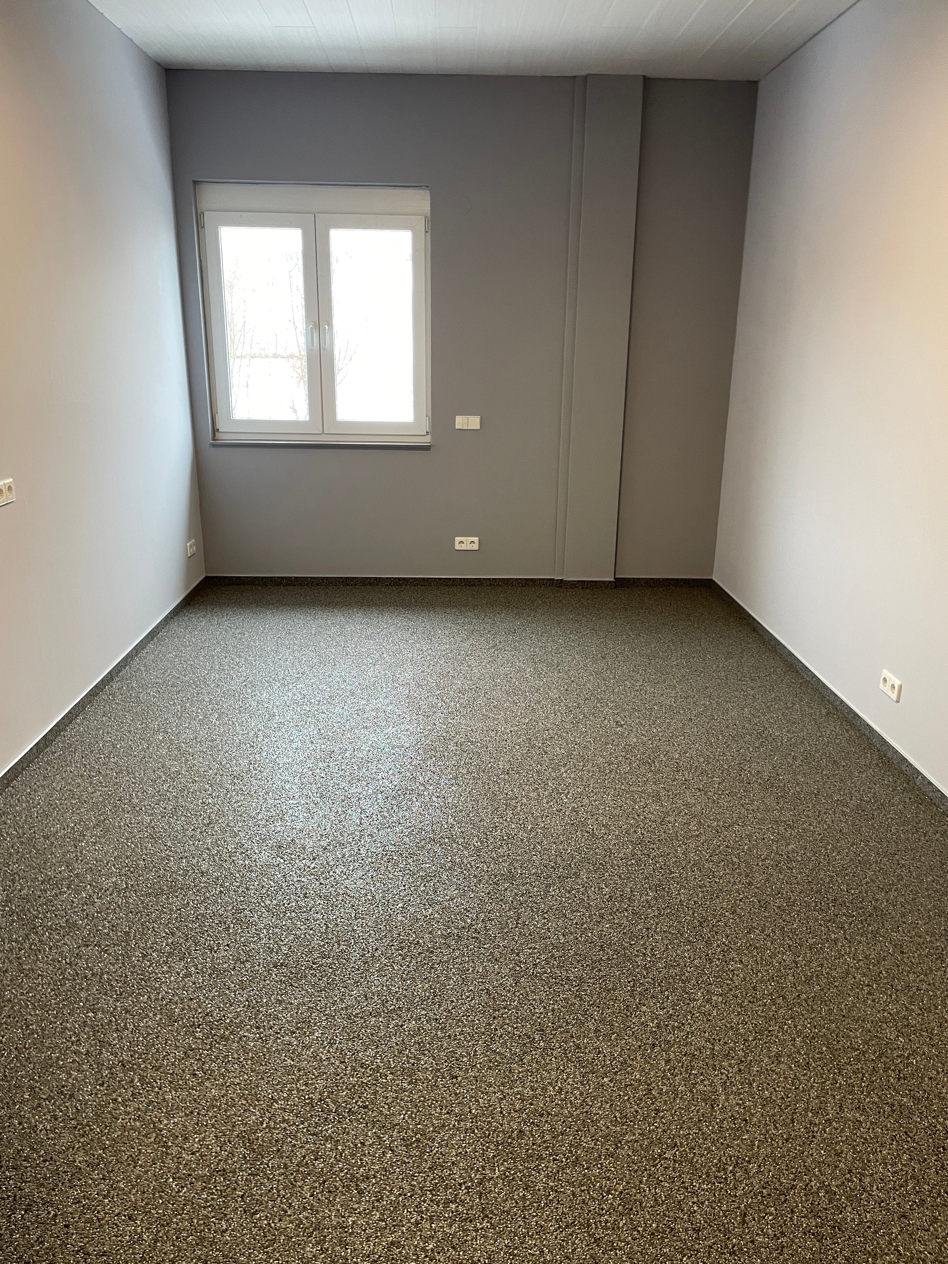 Steinteppich für Büro und Gewerbeflächen - robuster fugenloser Boden